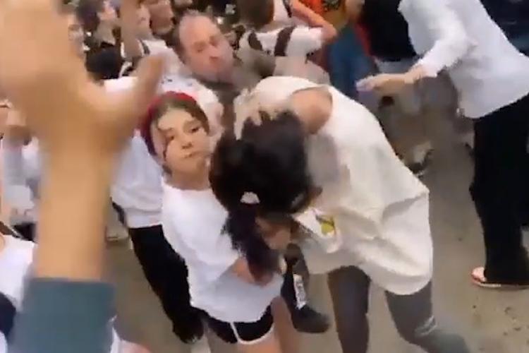 VIDEO. Bătaie șocantă între două eleve, filmată de colegi. Fetele s-au lovit și s-au tras de păr din cauza dragostei pentru același băiat