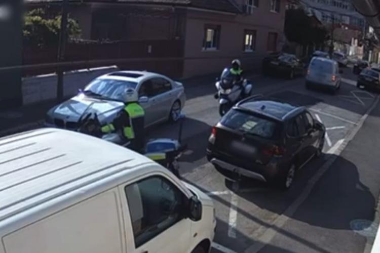 VIDEO - Cluj: Cum a fost prins șoferul unui BMW, care a fugit de poliție! L-au scos pe sus din mașină