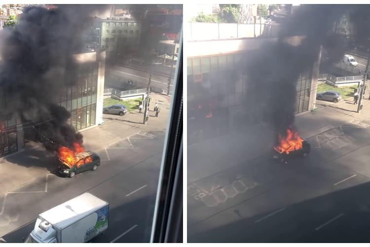 Cluj: O mașină a luat foc în Piața Mihai Viteazu. A ars ca o torță - VIDEO