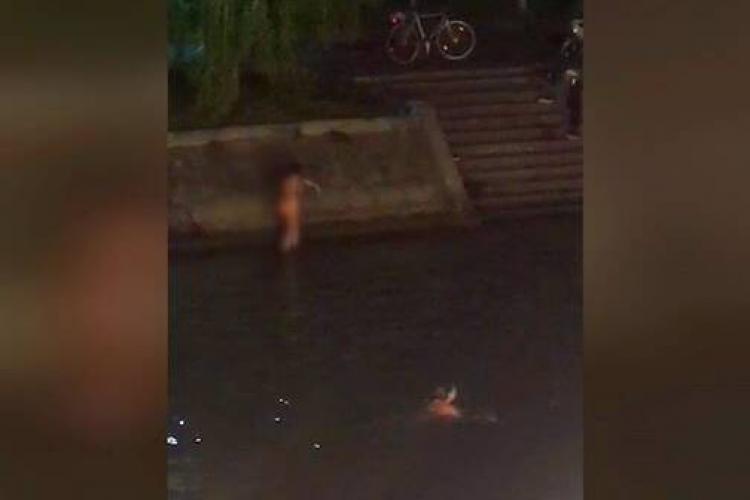 VIDEO. Incident ieșit din comun. Cinci tinere au decis să se scalde dezbrăcate în canalul râului, chiar în centrul orașului, polițiștii le caută