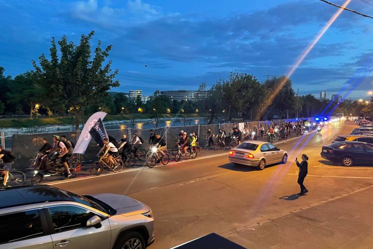 Zeci de bicicliști din Cluj au protestat față de nesiguranța din trafic. Clujul e campion la haosul rutier - VIDEO și FOTO