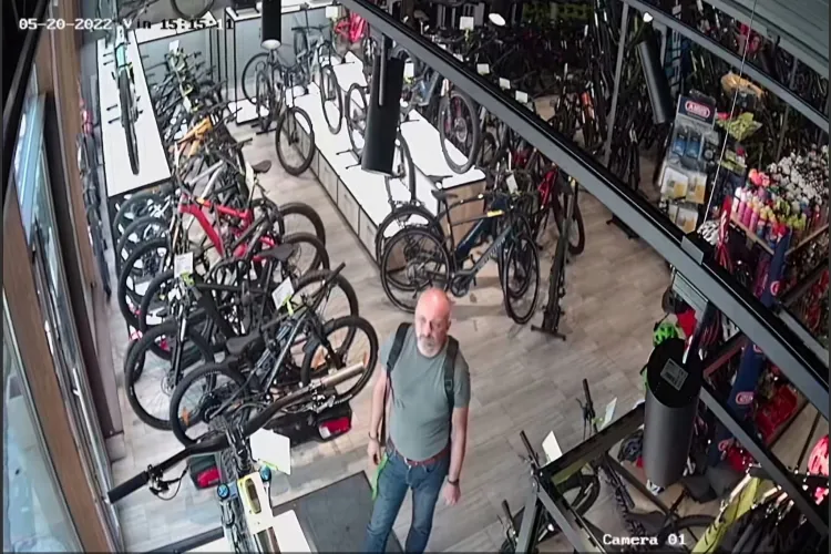 Rușinos! Clujean filmat când fura un coș de bicicletă de 82 de lei dintr-un magazin / UPDATE: A revenit și l-a plătit