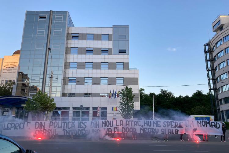 Suporterii U Cluj i-au dat replica lui Alin Tișe! E război și simbolul U Cluj e apărat cu dinții - FOTO