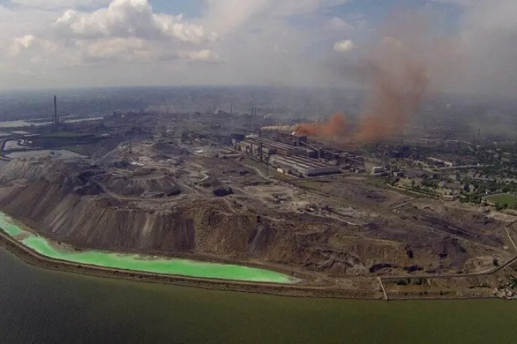 O substanță chimică periculoasă ar fi ajuns în apele Mării Azov după bombardarea uzinei Azovstal. Poate ajunge și în Marea Neagră