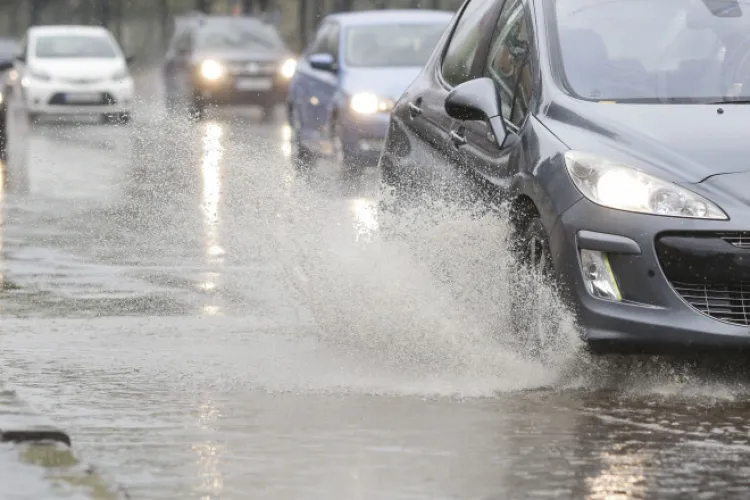 Cluj: COD PORTOCALIU de averse și descărcări electrice în mai multe localități din județ. Clujenii sunt îndemnați să evite deplasările