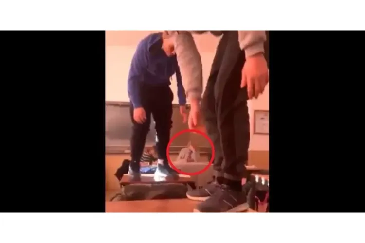 VIDEO. Petrecere în toată regula la o școală. Doi elevi dansează pe bănci, cu profesoara la catedră