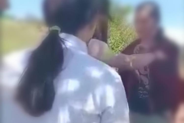 VIDEO - O adolescentă a fost snopită în bătaie de o altă tânără. „Te bat! Îţi smulg părul din cap!”. Agresoarea de 15 ani riscă dosar penal