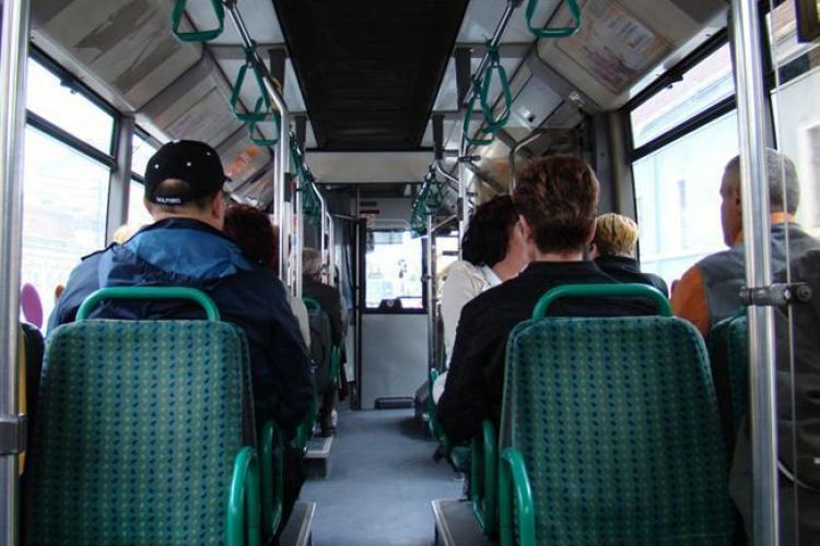 Băcenii reclamă că un pedofil ar acționa pe autobuzul din comună   
