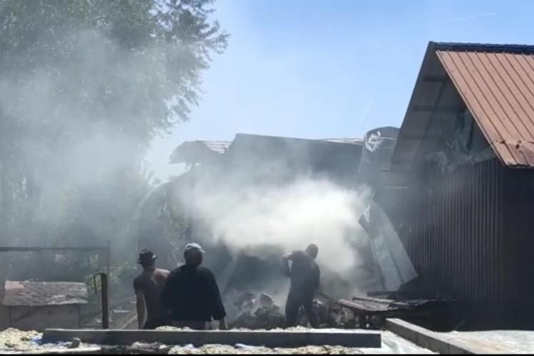 VIDEO. Incendiu violent la o magazie din Cluj. Două autospeciale s-au deplasat la fața locului