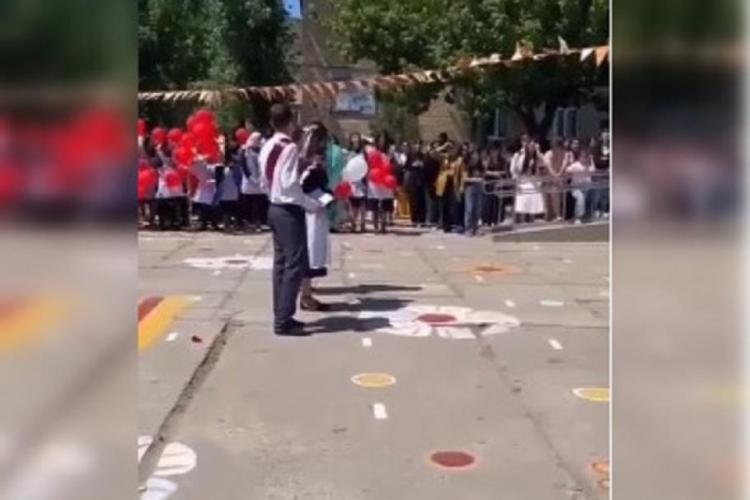 VIDEO. Gest de curaj, o elevă din Rusia a strigat în timpul unei festivități de la școală: „Putin e diavolul