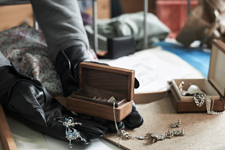Un polițist, trimis în judecată la 15 ani după ce a înlocuit mai bine de 13kg de bijuterii cu obiecte din lemn și plastic