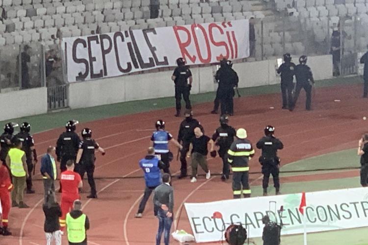 Suporterii Dinamo s-au luat la bataie cu jandarmii, la meciul cu U Cluj - VIDEO