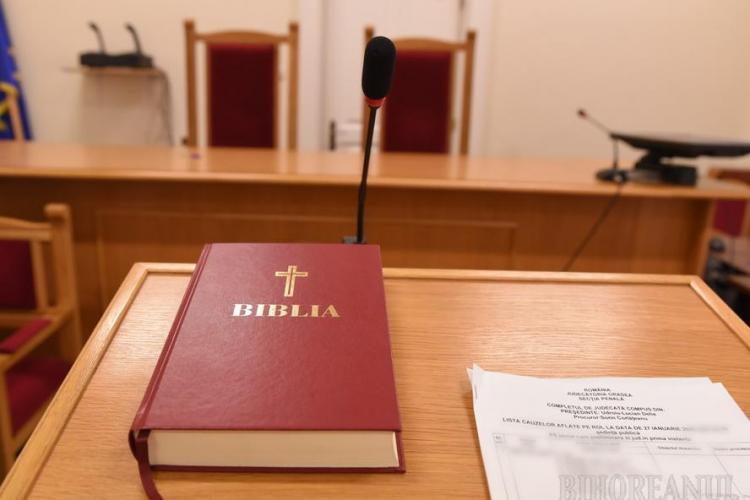 Un recidivist a cerut patru ciorbe de burtă în schimbul declarațiilor pe care trebuia să le dea la tribunal, apoi a aruncat Biblia spre judecător
