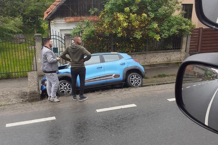 Probabil primul accident cu o mașină electrică din Cluj: Nu se putea să nu fie un Logan - FOTO