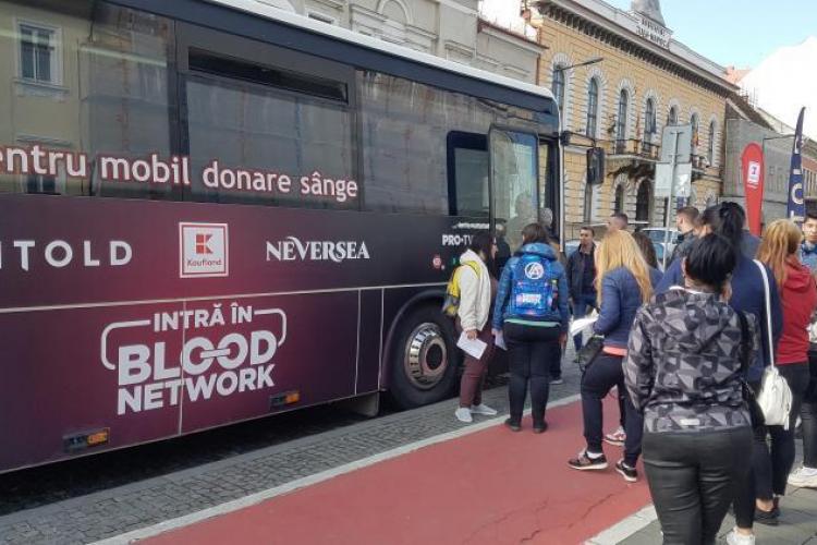 Sute de tineri din Cluj au stat ore în șir la coadă să doneze sânge. Au fost motivați și de premiile oferite de caravana Blood Network