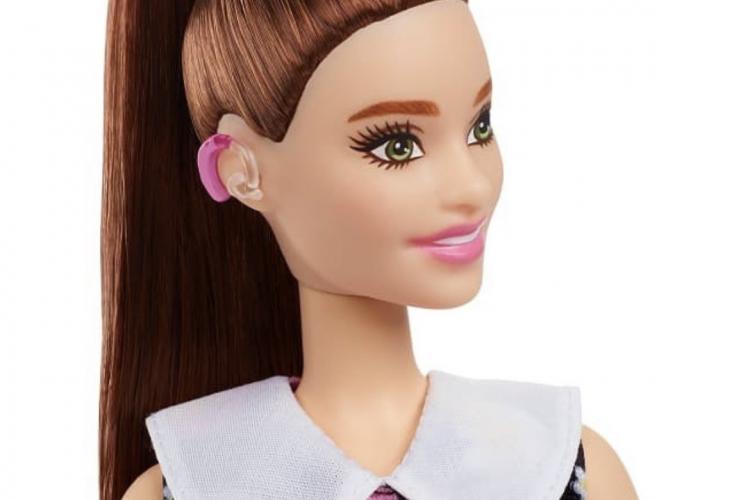 Diversitatea a ajuns și în lumea jucăriilor: Din luna iunie Barbie va purta aparat auditiv 