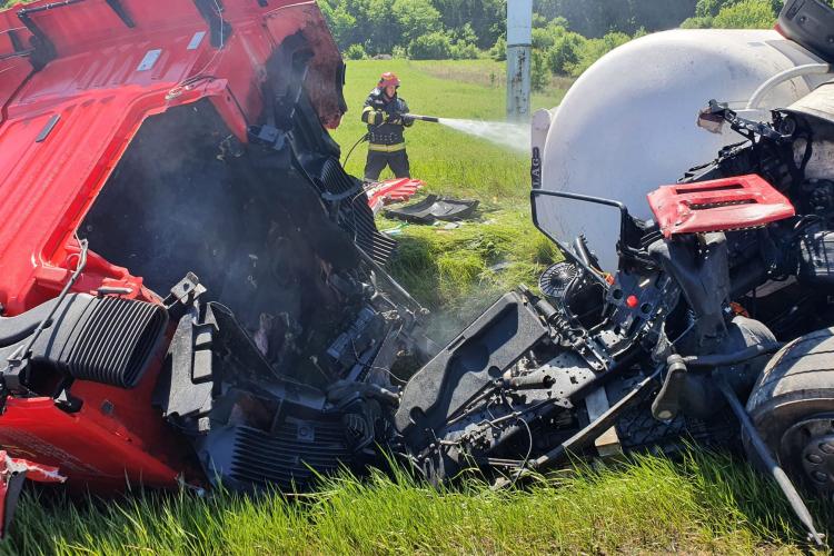 FOTO/VIDEO. Accident TERIBIL în Cluj. O tânără a ajuns la spital în stare gravă după ce a intrat pe contrasens