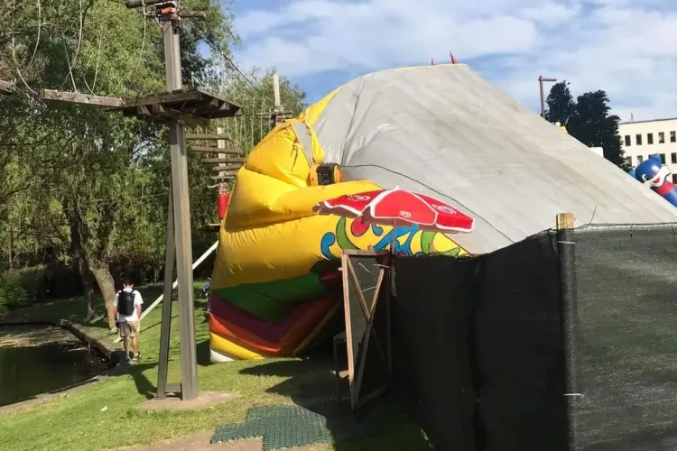 Tobogan gonflabil s-a răsturnat cu copiii în el, la un mall din Cluj-Napoca - FOTO