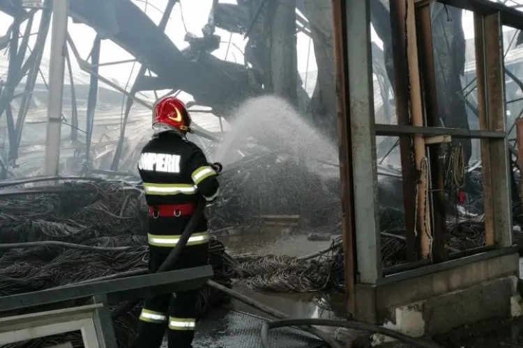 FOTO - Pompierii clujeni încă muncesc la lichidarea totală a incendiului izbucnit acum două zile la o hală din Dej 