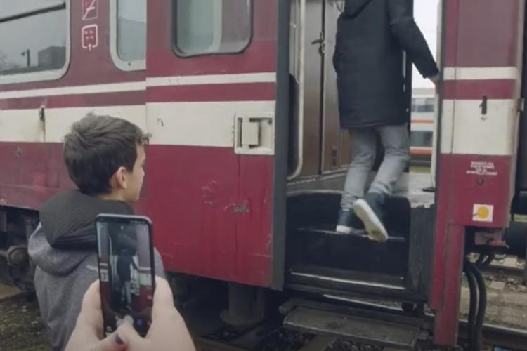 Copil de 12 ani, electrocutat după ce s-a urcat pe vagonul unui tren. Motivul ar putea fi realizarea unei fotografii 