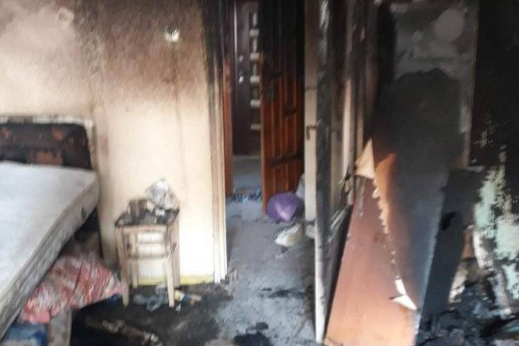 FOTO - Doi soți au rămas pe străzi în urma incendiului de ieri din Mănăștur. Nepoata acestora cere ajutor comunității: „Nu mai au nimic”