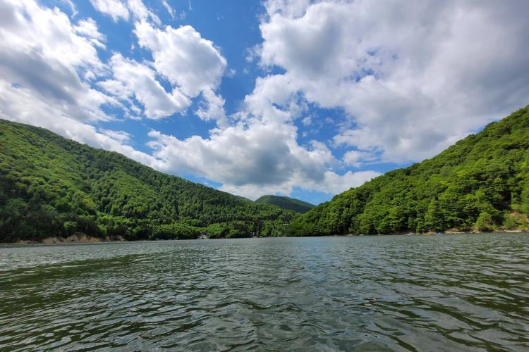 FOTO - „Marea” de la munte. Lacul Tarnița, priveliști de vis la doar doi pași de Cluj - VIDEO