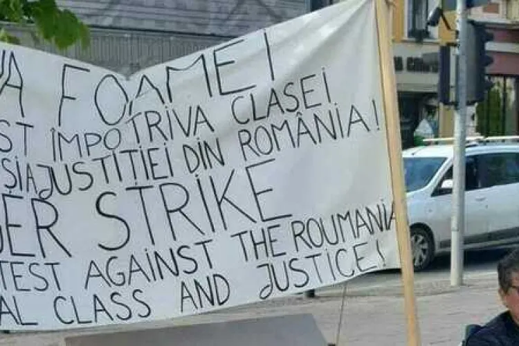 FOTO - Fostul director al Teatrului de Păpuși „Puck”, Emanuel Petran, mută greva foamei de la Cluj la București, încurajat de AUR și de George Simion