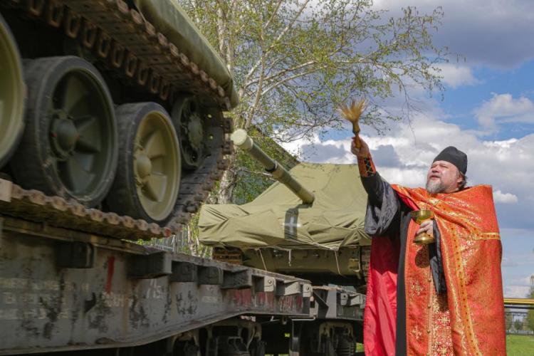 Culmea ipocriziei! Cele mai moderne tancuri rusești, sfințite de preoți. În interior au fost puse icoane și scrisori de la copii