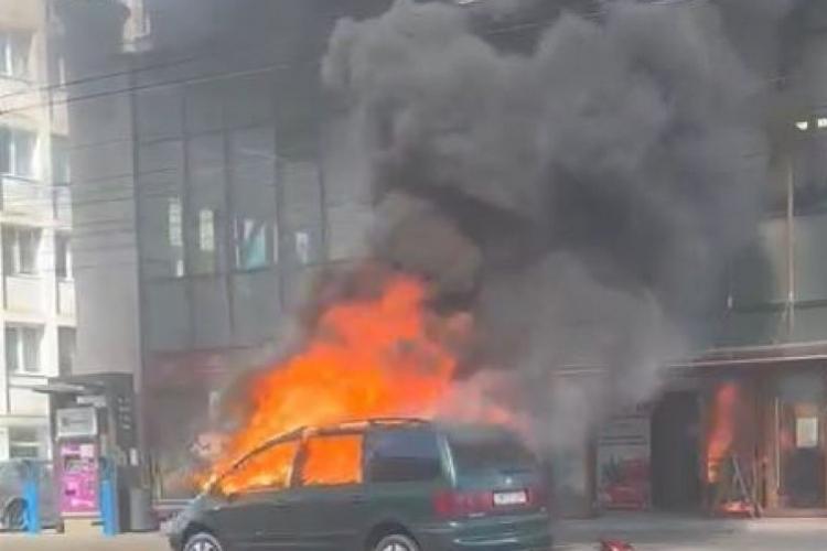 FOTO - Arde o mașină în centrul Clujului. Piața Mihai Viteazu s-a umplut de fum 