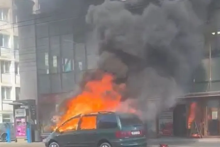 FOTO - Arde o mașină în centrul Clujului. Piața Mihai Viteazu s-a umplut de fum 