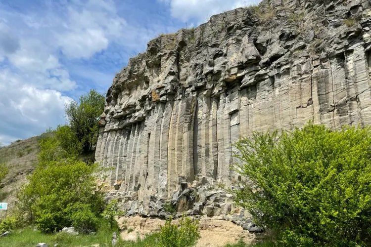 Minunile naturii de la Complexul Racoș - Brașov: Lacul de Smarald, Coloane de Bazalt și un Vulcan Stins - FOTO   