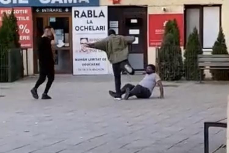 Bătaie in Piața Gării din Cluj-Napoca. Felicitări celui care i-a despărțit - VIDEO