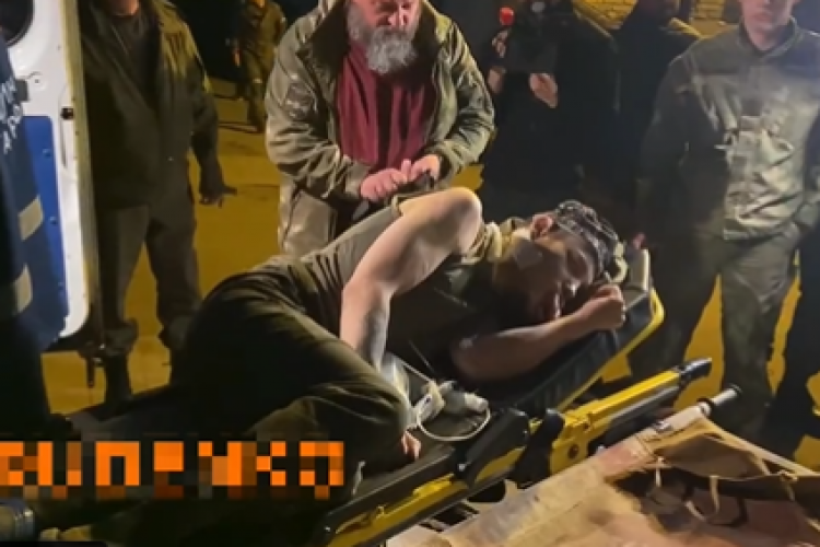 VIDEO/FOTO - Imagini cu evacuarea luptătorilor răniți din uzina Azovstal. Separatiștii proruși vorbesc despre un schimb de prizonieri 