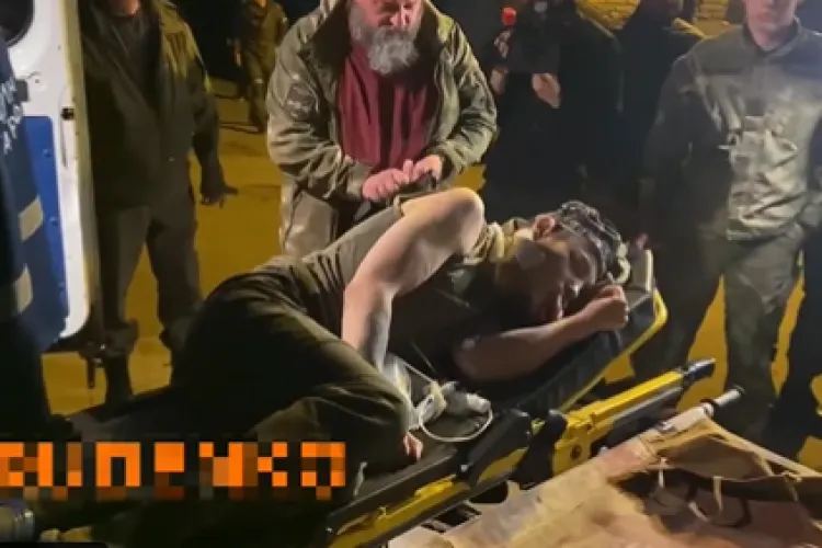 VIDEO/FOTO - Imagini cu evacuarea luptătorilor răniți din uzina Azovstal. Separatiștii proruși vorbesc despre un schimb de prizonieri 