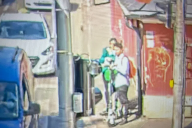 O trotinetistă a lovit o femeie pe Calea Moților și a FUGIT. Acum e căutată de poliție. Un alt bărbat pe trotinetă este căutat - VIDEO și FOTO   