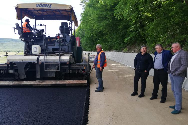 S-au lansat lucrările de asfaltare pe drumul județean 109E Cetan - Vad, unde trebuie și consolidare - VIDEO   