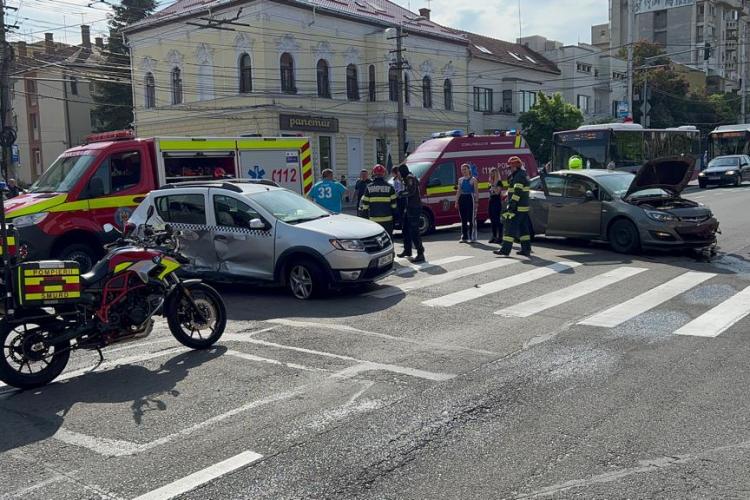 Accident rutier în centrul Clujului, în Piața Cipariu. Sunt implicate două mașini. La fața locului intervine un echipaj SMURD
