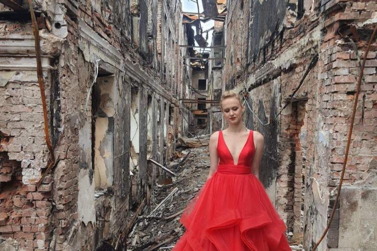 În rochie de bal, printre ruinele din Harkov. O ucraineancă s-a pozat totuși la „absolvirea” liceului