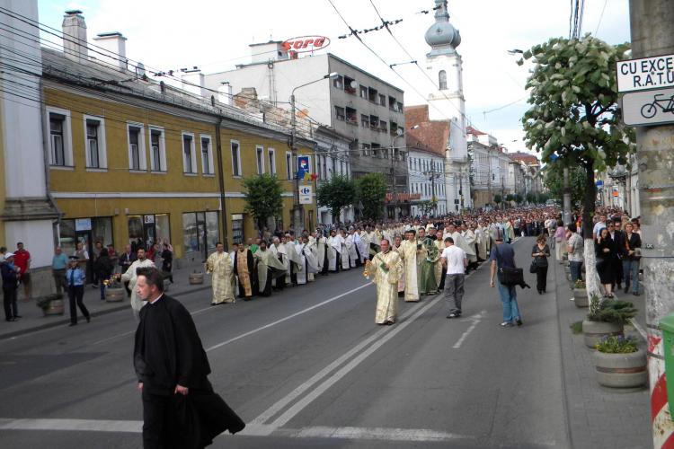 Rusalii 2022: La Cluj-Napoca are loc o URIAȘĂ procesiune religioasă pe străzile orașului   