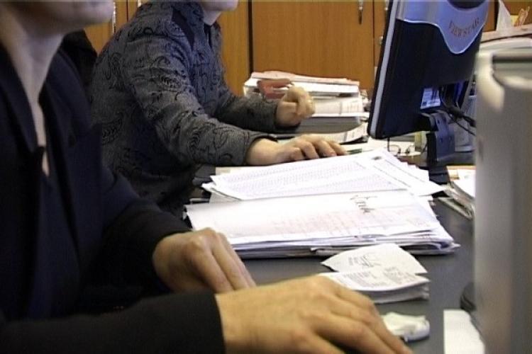 Salarii majorate pentru funcționari cu 50%, în plină criză economică. Deputat de Cluj: „Salariile funcționarilor mărite din pix de Parlament”