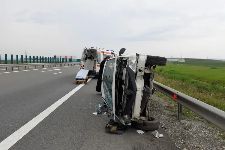 FOTO - Mașină răsturnată pe Autostradă. Un bărbat de aproximativ 90 de ani, transportat de urgență la spital 