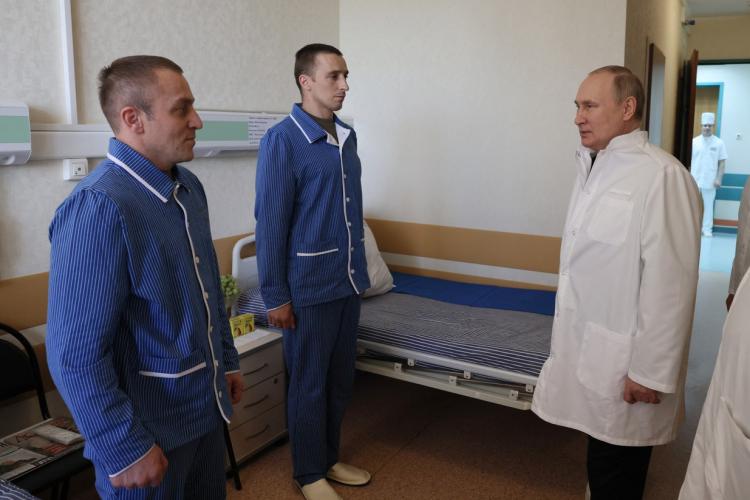 VIDEO - Putin a vizitat un spital cu soldați răniți în războiul din Ucraina. Militarii și-au dat silința să stea drepți în fața președintelui 