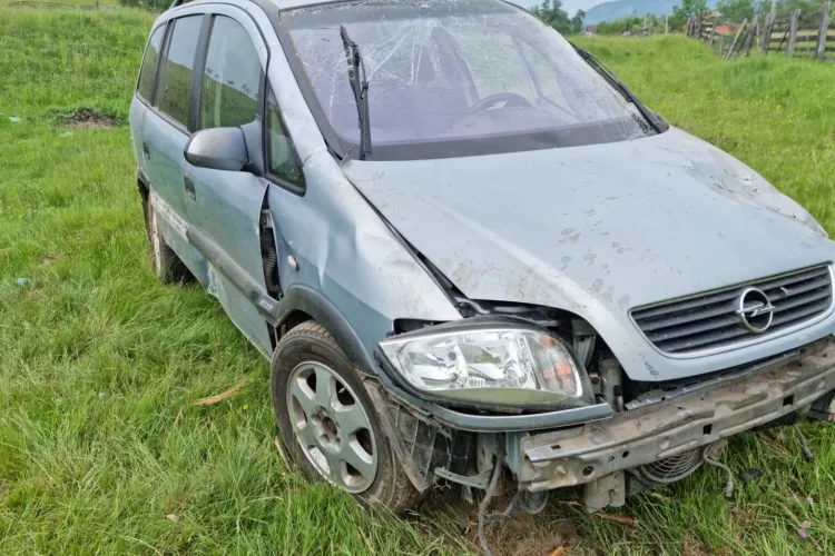 Accident rutier în localitatea Vânători, județul Cluj. O mașină a ieșit de pe carosabil și s-a izbit într-un stâlp