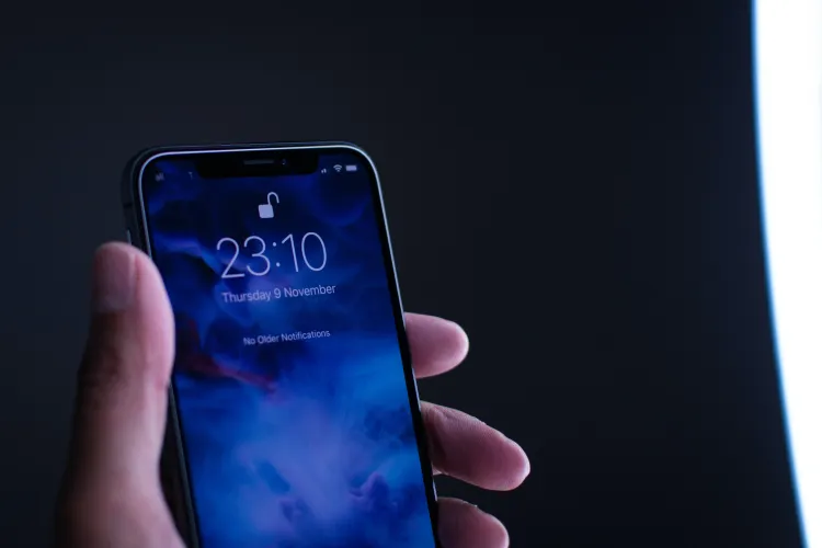 Meseriașii de cartier ajung să lucreze involuntar mână în mână cu hoții. Într-un service improvizat, telefonul poate fi deblocat instant