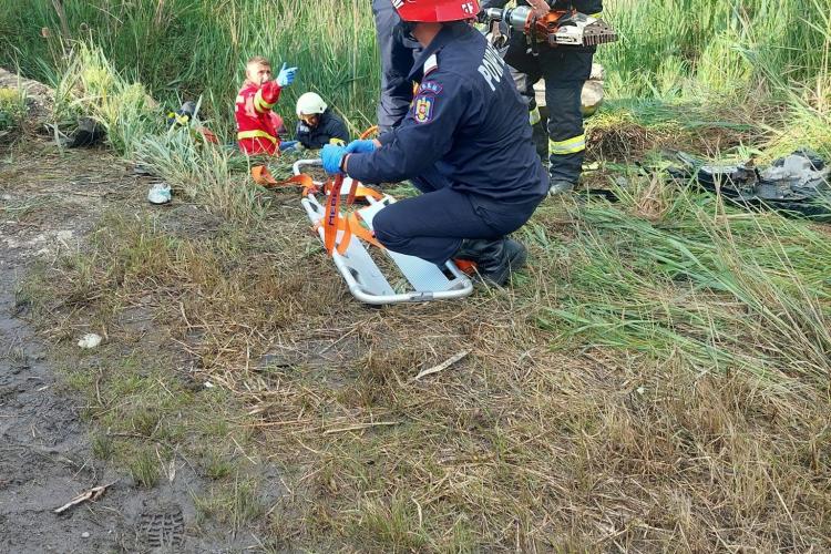 O mașină a sărit de pe drum la Mărtinești, în stuful dintre lacuri - FOTO