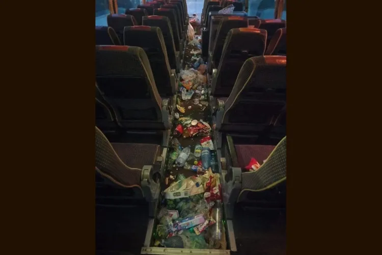 Gunoi ca în cocină lăsat în autocar de elevii din clasele I-IV, după o excursie. Părinte: Am plătit pentru asta!  