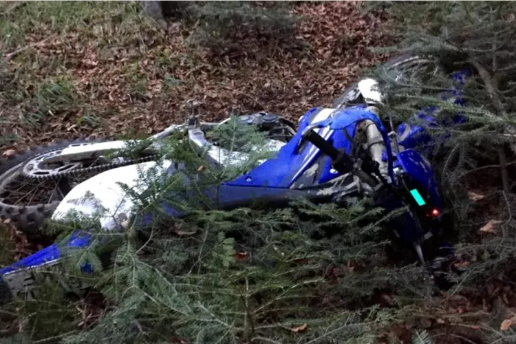 Motociclist căzut într-o râpă în localitatea Răchițele. Intervin pompierii 