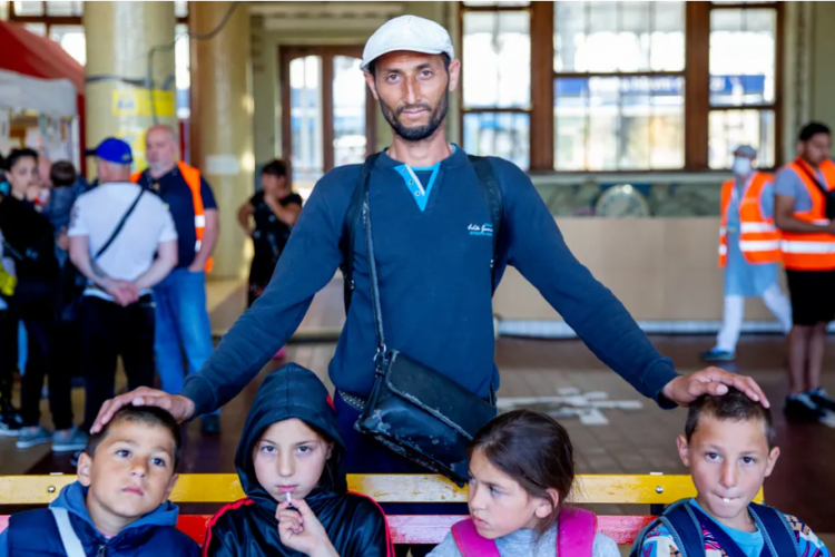 Refugiații romi din Ucraina sunt obligați să doarmă în gara din Praga: „Nu ne primește nimeni”