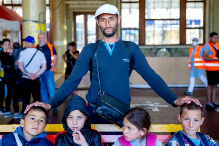 Refugiații romi din Ucraina sunt obligați să doarmă în gara din Praga: „Nu ne primește nimeni”