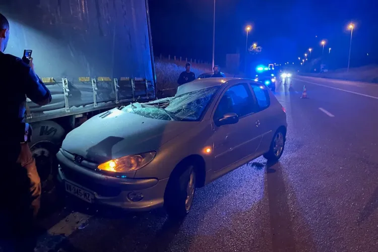 Dulce somn! Un șofer român dormea în cabina TIR-ului când un Peugeot a intrat cu viteză sub camionul lui, polițiștii l-au trezit